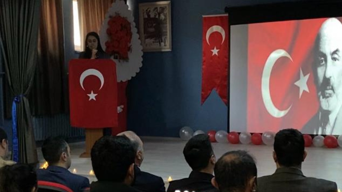 İstiklal Marşı'nın Kabulü ve Mehmet Akif Ersoy'u Anma Günü Nedeniyle İlçe Programı Okulumuzda Düzenlendi
